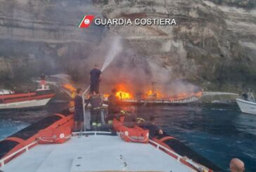 Veliero in fiamme al largo di Lampedusa, passeggeri tratti in salvo