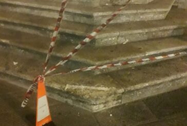 Rotto un gradino in piazza Tolomei