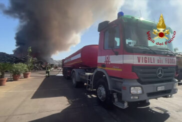 Rogo in impresa raccolta metalli a Catania, vigili del fuoco in azione