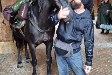 Cristian Moroni e la sua cavalla Furia in visita a Siena
