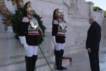 Mattarella depone una corona d’alloro sulla Tomba del Milite Ignoto