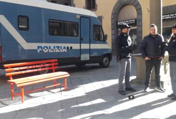 Il camper della Polizia in piazza Tolomei con “Questononèamore”