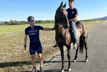Duccio Marsili sfida un cavallo del Palio ad Ampugnano
