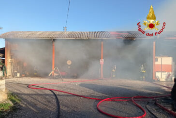 A fuoco un capannone a Pannelline: Vigili del fuoco in azione