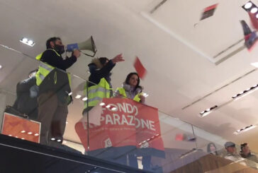 Milano, blitz di Ultima Generazione alla Rinascente