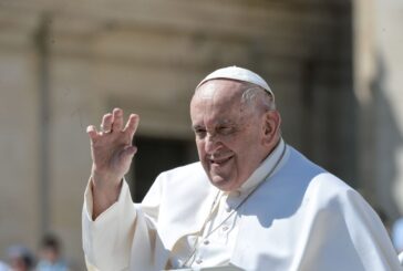 Papa Francesco "Speriamo che il Natale rafforzi l'impegno per la pace"