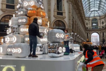 Ambientalisti gettano vernice su albero di Natale in Galleria a Milano
