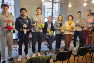 “Teddy Bear Toss”: la Virtus ha consegnato i peluche alla Caritas