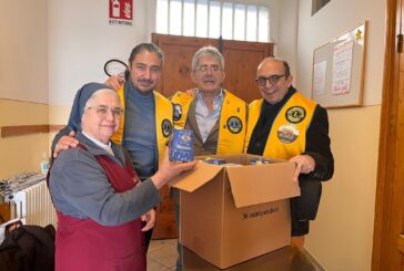 Lions Club Siena dona i “pandorini Leo” alla mensa San Girolamo