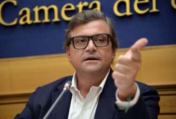 Autonomia, Calenda "Grottesco teatro dell'assurdo"