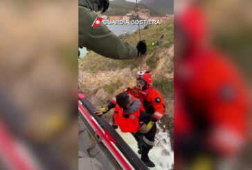 Imbarcazione contro gli scogli a Porto Ercole, in salvo due diportisti