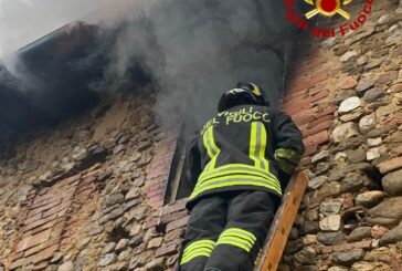 Incendio in cascina: al lavoro anche i pompieri di Poggibonsi