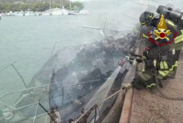 In fiamme due barche a vela ormeggiate in porto a Roccella Jonica