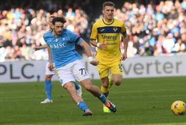 Ngonge e magia Kvaratskhelia, il Napoli ribalta il Verona 2-1