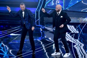 A Sanremo l'emozione di Allevi. Si balla con Travolta, Geolier in testa