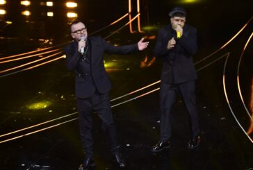 Sanremo, Geolier vince la serata delle cover. Tornano i Jalisse