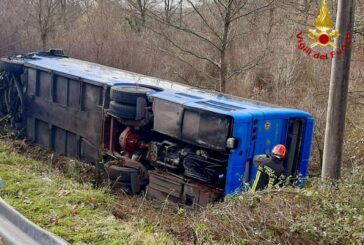 Pullman finisce fuori strada nel potentino, nessun ferito grave