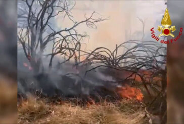 Incendio in zona impervia sull'Etna