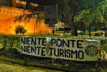 Casapound affigge uno striscione fuori Porta Senese a Buonconvento