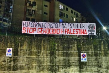 CasaPound, striscione affisso a Siena in memoria di Aaron Bushnell