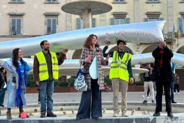Colle: piazza Arnolfo si tinge d’azzurro contro il “tubone”