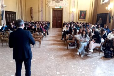 Entusiasmo tra gli studenti del Piccolomini per l’incontro con Roberto Capra