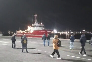 Sbarcati a Catania i 52 migranti della nave Life Support di Emergency