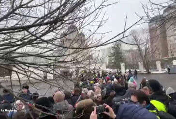 In migliaia ai funerali di Navalny