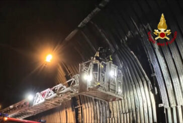 Calcinacci colpiscono auto in galleria sul raccordo Avellino-Salerno