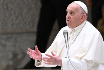 Papa "Nessuno deve togliere la dignità alle persone"