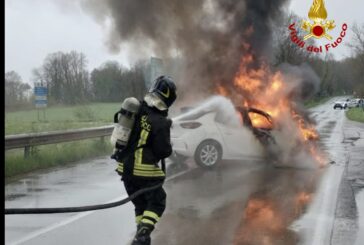A fuoco due vetture dopo uno scontro frontale