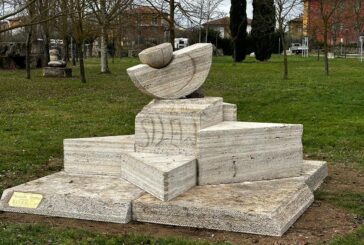 Rapolano: si inaugura una nuova scultura in travertino nel Parco dell’Acqua