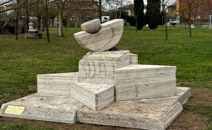 Rapolano: si inaugura una nuova scultura in travertino nel Parco dell’Acqua