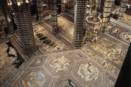 Un libro di marmo: si scopre il pavimento del Duomo di Siena