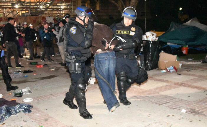 Usa, decine di arresti al Campus Ucla. Biden "Ok proteste, no violenze"