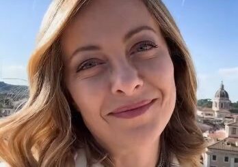 Meloni "Buona festa a tutte le mamme, sono insostituibili"