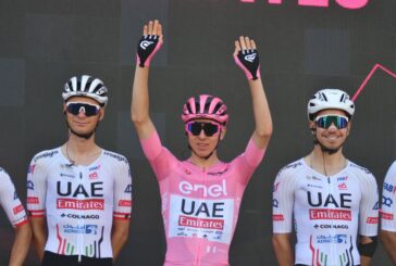 A Kooij lo sprint di Napoli, Pogacar resta leader del Giro