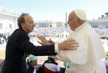 Alla Giornata Mondiale dei Bambini l'abbraccio di Benigni al Papa