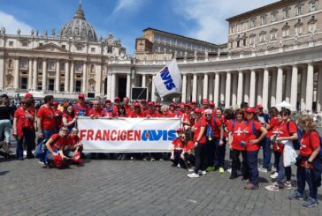 Parte da piazza del Campo la via Francigena dei donatori Avis