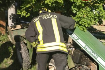 Uomo si ribalta col trattore: liberato dai Vigili del fuoco