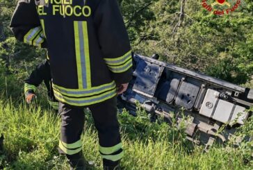 Camper finisce nel fosso sulla strada per l’Amiata