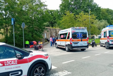 Feriti due ragazzi nello scontro in motorino con un’auto