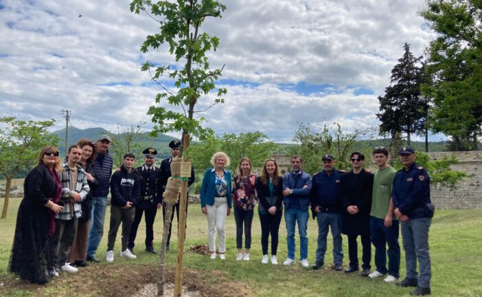 A “Sarteano Green“ i giovani hanno donano un albero