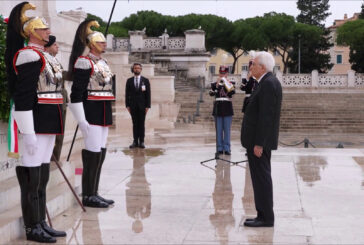Mattarella depone una corona d’alloro all’Altare della Patria
