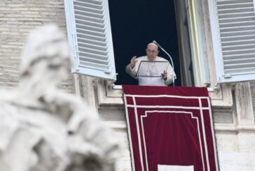 Papa "Non cessiamo di pregare per la pace"