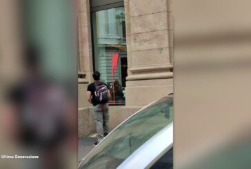 Milano, attivisti coprono di vernice rossa ingresso Banca Jp Morgan