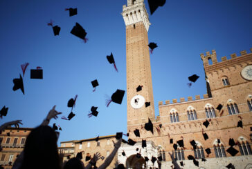 Festeggiamenti in Piazza del Campo per i laureati Unisi