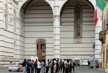 Protesta silenziosa di un gruppo di migranti