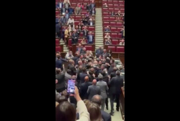 Rissa alla Camera durante discussione sull'Autonomia, le immagini