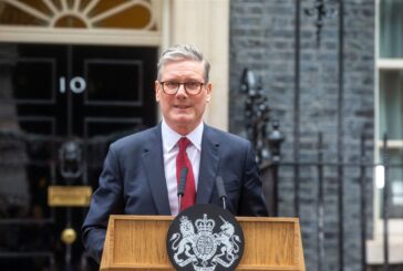 Starmer si insedia a Downing Street "Ricostruiremo la Gran Bretagna"
